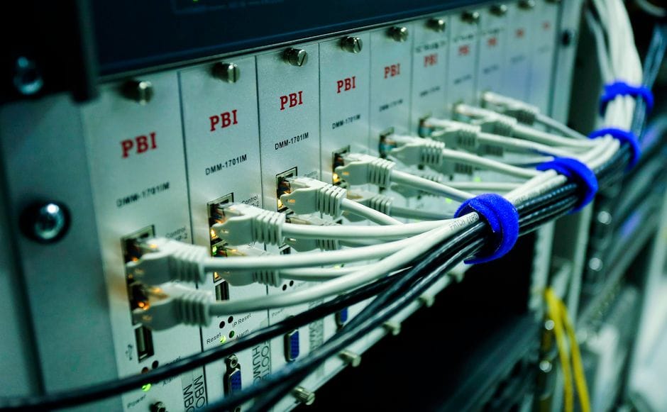 Estetyczne maskowanie kabli przy podłączaniu telewizora, dekodera i soundbara